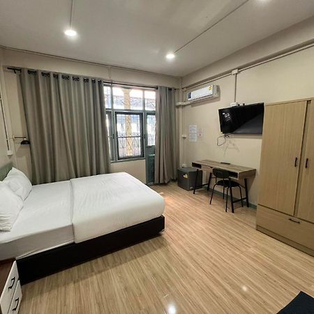 Bangwa House - Mrt Bangwa Station Hotell Bangkok Exteriör bild