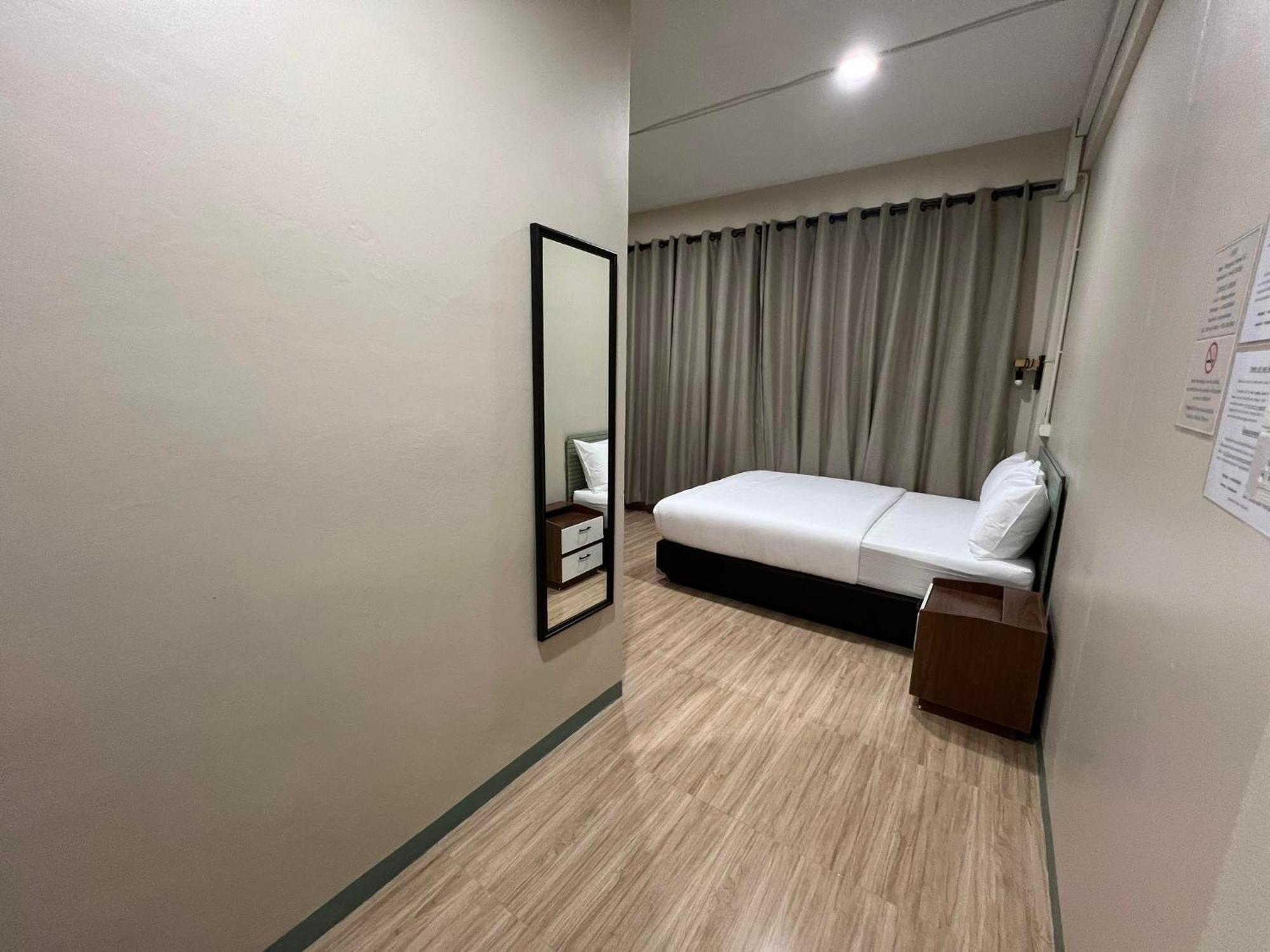 Bangwa House - Mrt Bangwa Station Hotell Bangkok Exteriör bild